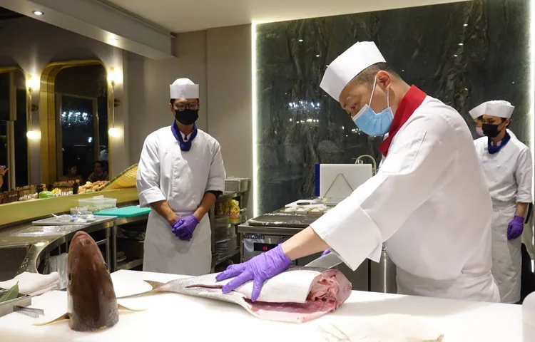 楊博傑是日式料理師傅，現場表演殺魚秀。鄭孟晃攝