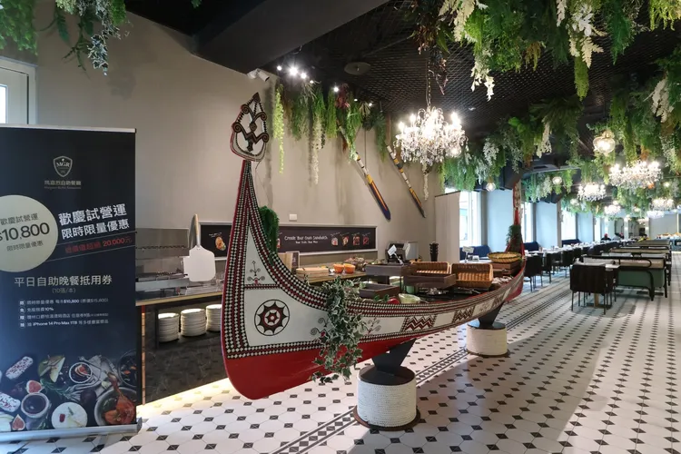 一進餐廳能見蘭嶼飛魚船。鄭孟晃攝