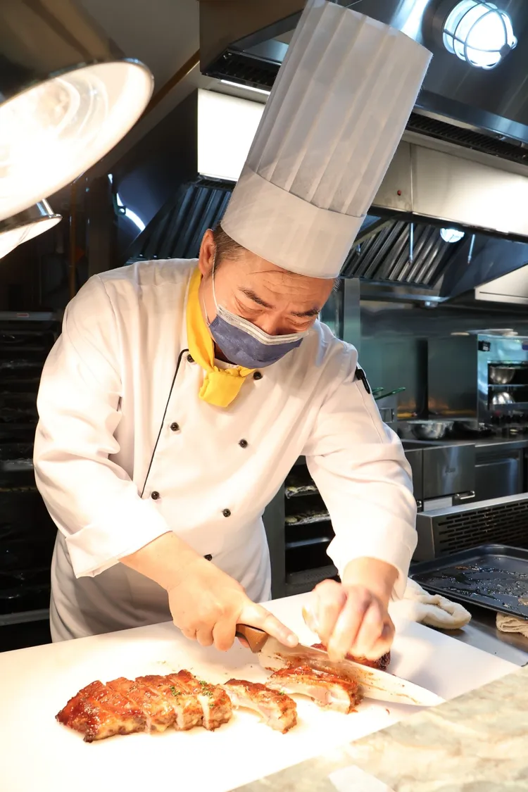 主廚林文超來自香港，現場示範切豬肋排。鄭孟晃攝