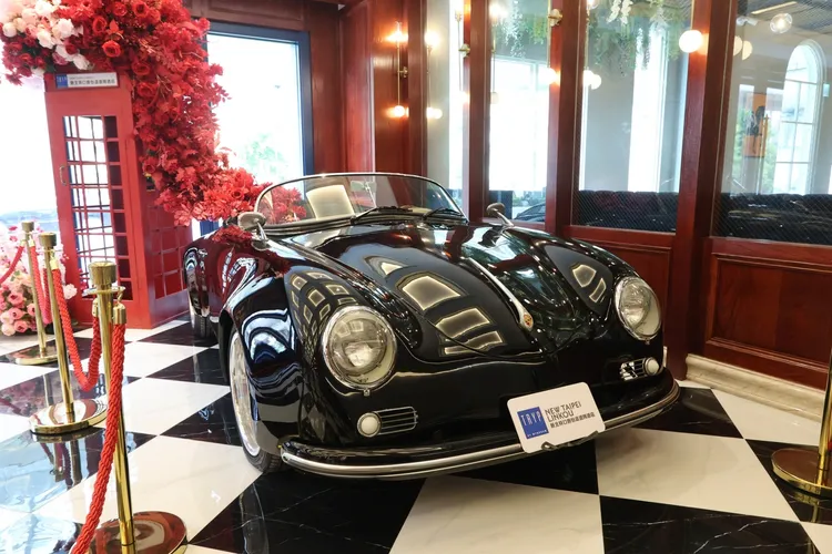 飯店大廳擺放電影《捍衛戰士》也曾出現的保時捷356 Speedster。鄭孟晃攝