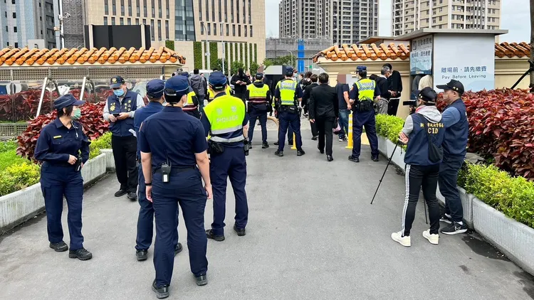 警方在板橋殯儀館入口進行盤查。海山警分局提供