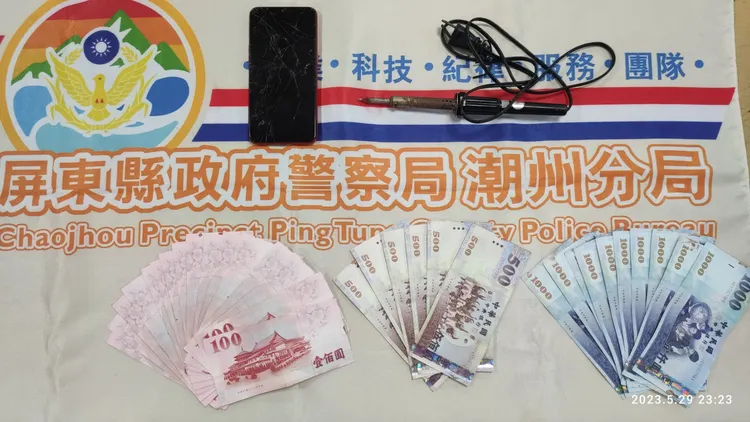 警方起出贓款與犯案工具。讀者提供