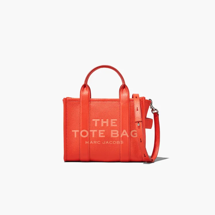 MARC JACOBS日落橘皮革The Tote Bag小型托特包，1萬9900元。品牌提供