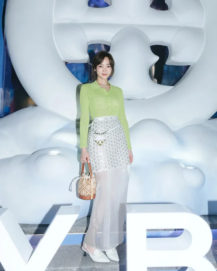 王淨上個月受紐約設計師品牌TORY BURCH之邀，赴新加坡參加品牌快閃店開幕活動。翻攝_ginglebellaaa IG