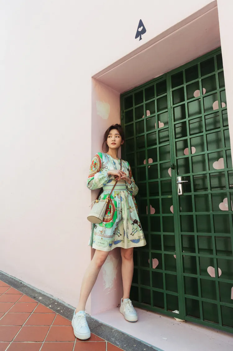 照片中王淨身上的全套行頭，皆來自TORY BURCH春夏系列。品牌提供