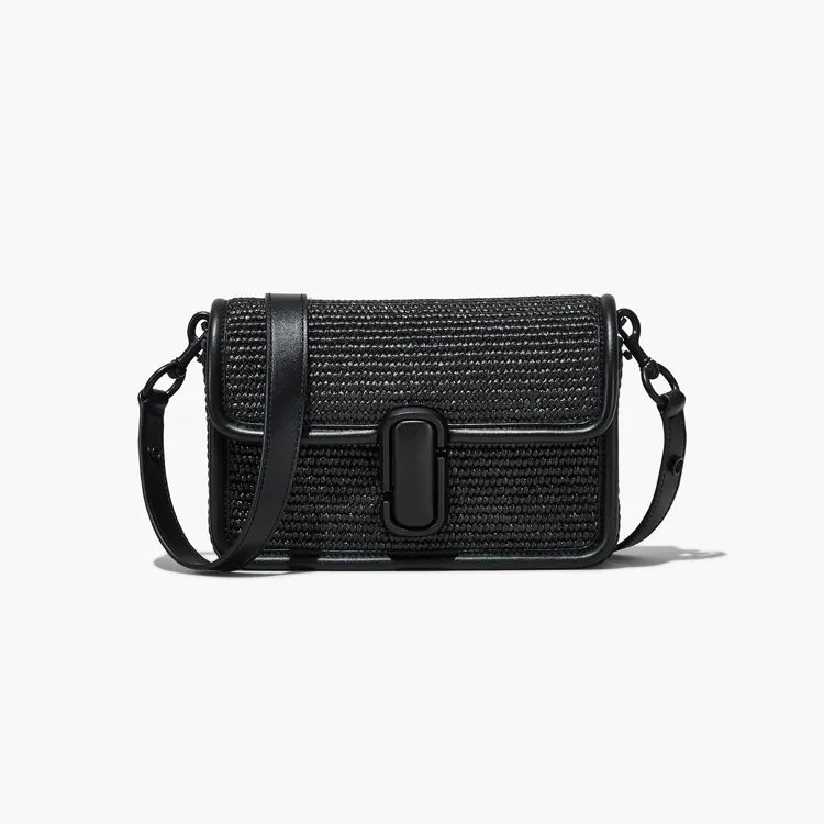 MARC JACOBS暗黑草編The J Marc 翻蓋肩背包，2萬3900元。品牌提供
