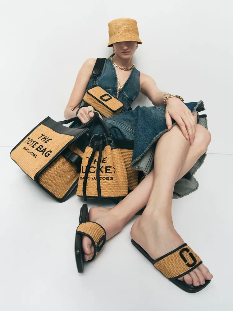 洋溢度假風情的草編材質，也被引入MARC JACOBS旗下的經典手袋中。品牌提供