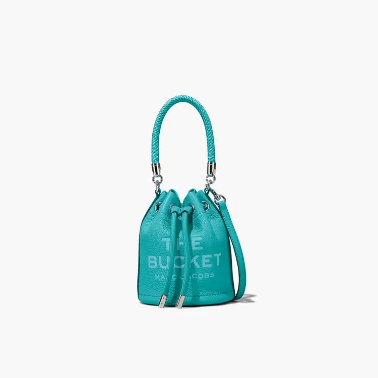 MARC JACOBS松石綠迷你The Bucket水桶包，1萬6900元。品牌提供