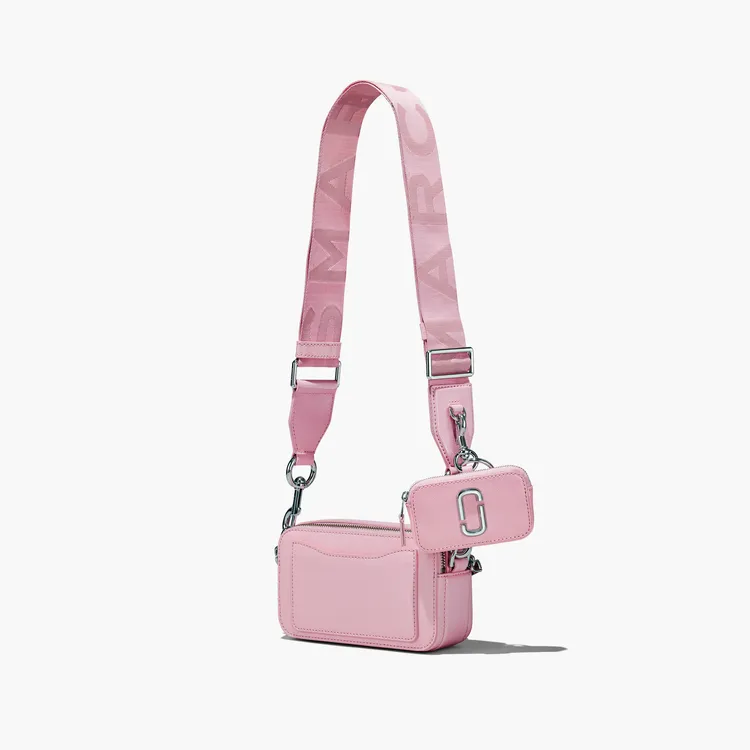 MARC JACOBS荷花粉The Snapshot相機包（附小相機包），1萬9900元。品牌提供