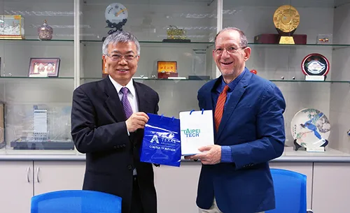 北科大校長王錫福和UTA校方代表合影。翻攝北科大官網