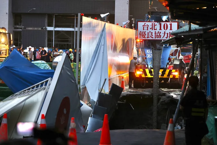 路面進行灌漿修復。資料照，林林攝