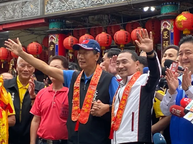 郭台銘宣布爭取國民黨總統提名後，今日首次與對手、新北市長侯友宜握手合體。民政局提供