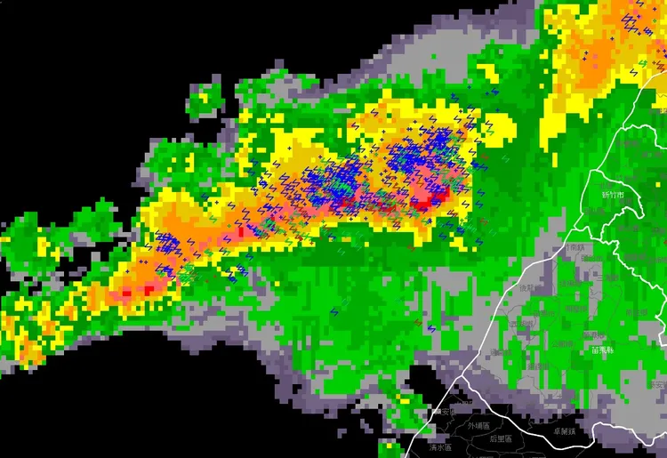 強烈雷雨帶持續龜速南下，閃電好密集。翻攝「台灣颱風論壇｜天氣特急 」