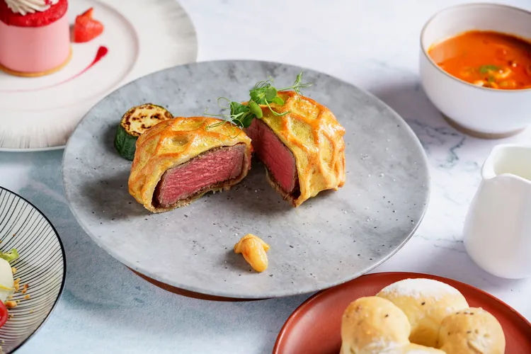 寶艾西餐廳於旅展期間推出英國威靈頓公爵式美國菲力牛排套餐。業者提供