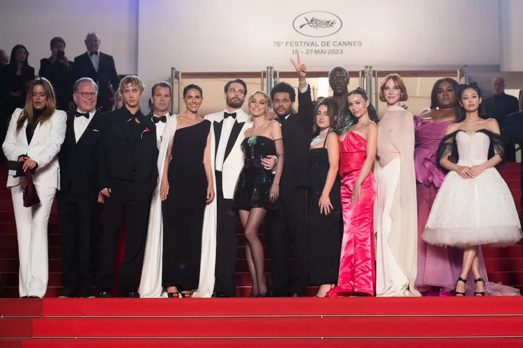 Jennie（右）在紅毯階梯大合照時完全擠不到C位。達志