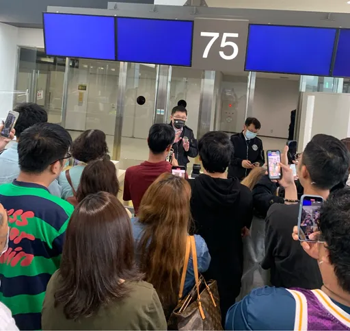 張國煒親上救火!一早搭「紅眼廉航」現身成田機場 旅客當場怒轟沒早餐