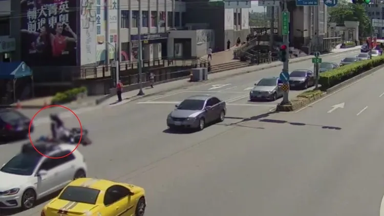 後方騎士吳女險些輾過邱男。新莊警分局提供