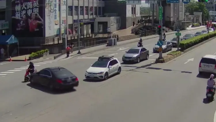 騎在前方的機車驚險閃過。新莊警分局提供