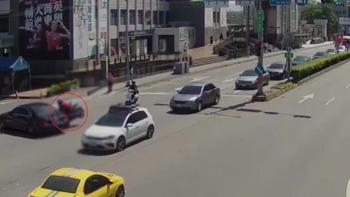 新北男未禮讓直行車釀追撞 騎士倒地險遭輾!驚險畫面曝光