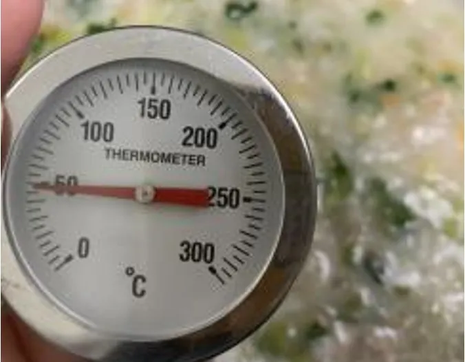 新北市社會局出示間測食物溫度計表示，該公托從3月起即有監測制度，對於食物太大會進行改善。社會局提供