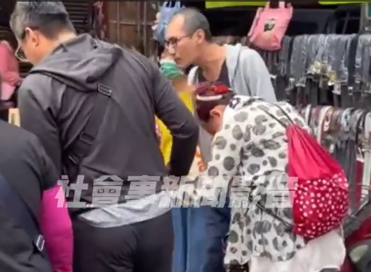 洪姓婦人橫行沙鹿市場，鎖定被害人皮包扒竊，遭警方人贓俱獲。翻攝社會事新聞影音