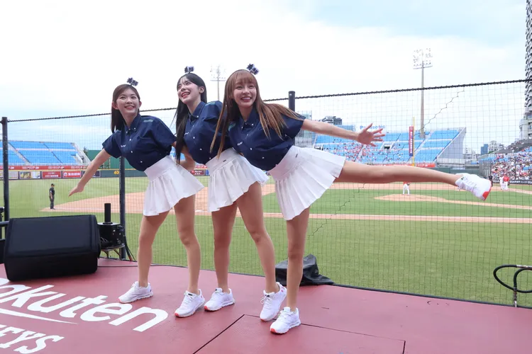 林襄（左）、李多慧搭著彼此的肩。鄭孟晃攝