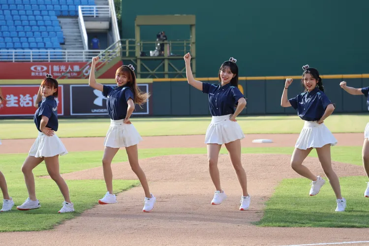 雙C位李多慧（右二起）、林襄。鄭孟晃攝