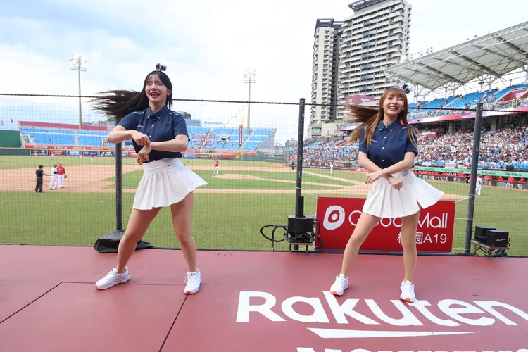 李多慧（左）、林襄賣力加油。鄭孟晃攝