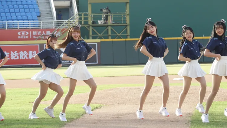 樂天女孩跳開場舞，熱力四射。鄭孟晃攝