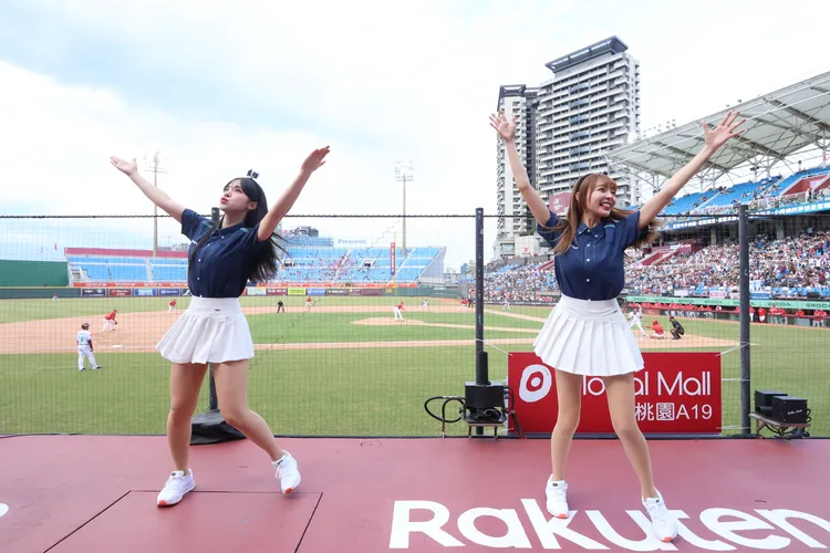 李多慧（左）、林襄合體熱舞。鄭孟晃攝