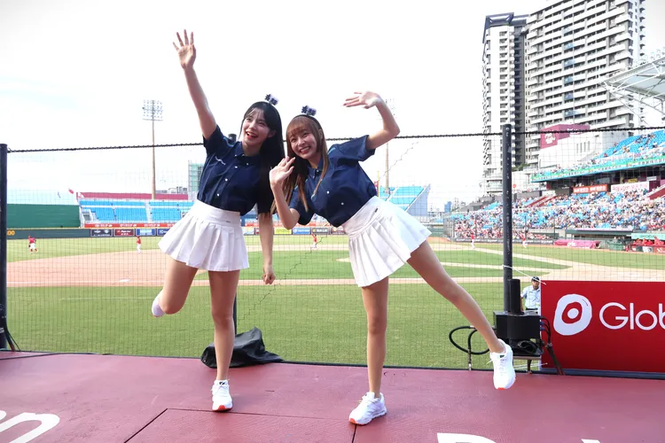 李多慧（左）、林襄站在一起跳舞。鄭孟晃攝