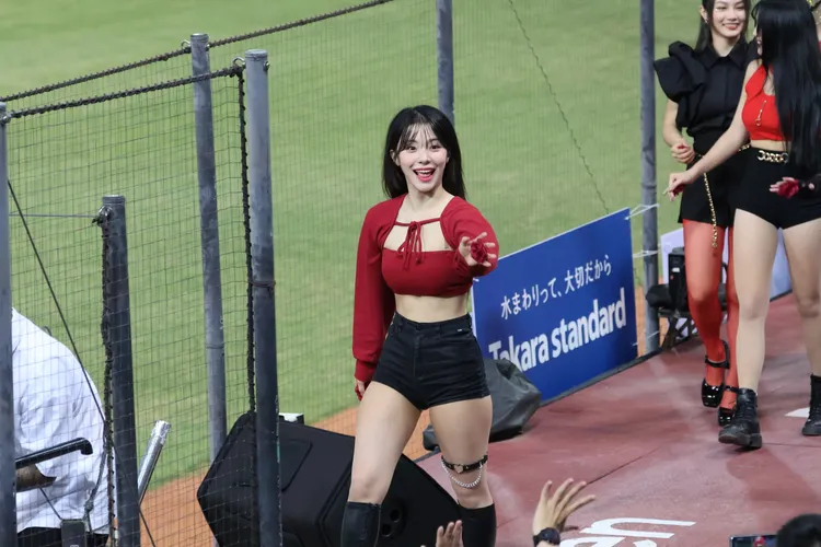 李多慧換上紅色性感小可愛。鄭孟晃攝