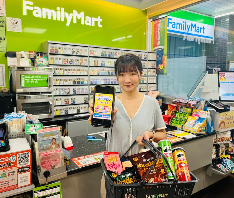 全家連假應援，百項商品第2件半價，全盈+PAY限時滿300送100元。業者提供