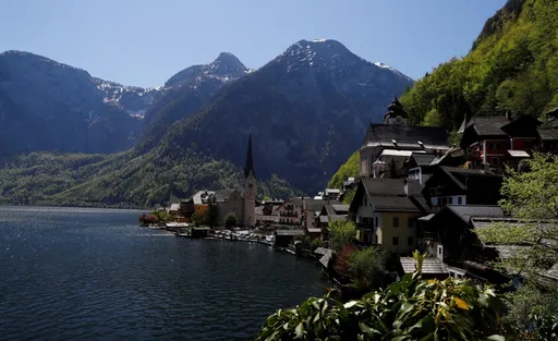 奧地利絕美小鎮搭木板牆「煞風景」 《冰雪奇緣》真實版場景謝絕遊客