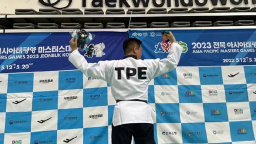 台灣選手李東憲舉五星旗 黃捷批「刻意穿TPE」統戰手法
