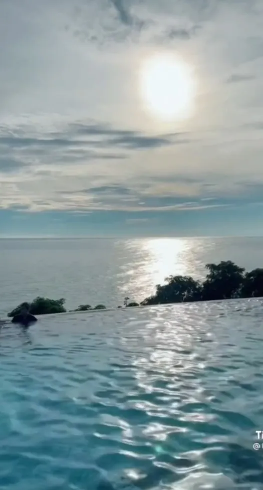 絕美無邊際泳池，遠眺絕美夕陽。TikTok@boastyle 提供