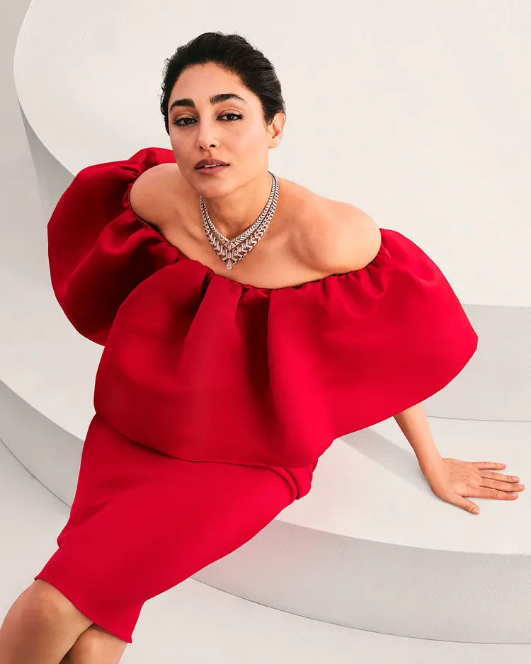 由伊朗女星Golshifteh Farahani演繹的Claustra可轉換式項鍊，放大了卡地亞鍾情的幾何圖騰設計。品牌提供