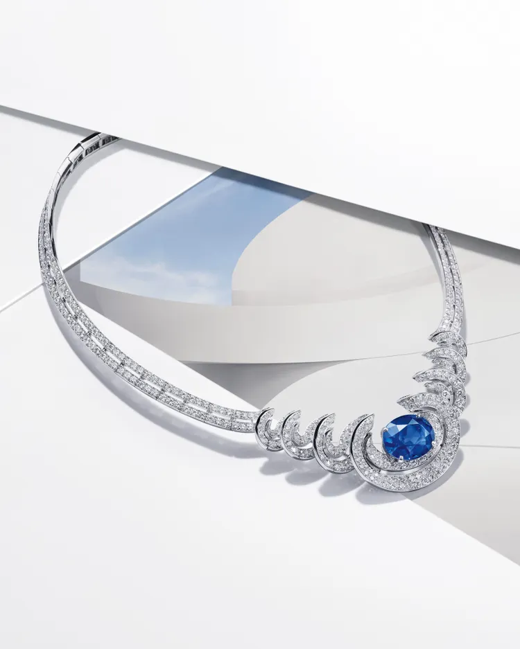 鑲嵌19.27克拉橢圓形切割錫蘭藍寶石的Sama項鍊，以環繞交疊的流線結構，勾勒出伊斯蘭文化中托缽僧迴旋起舞時飄盪的衣襬。品牌提供