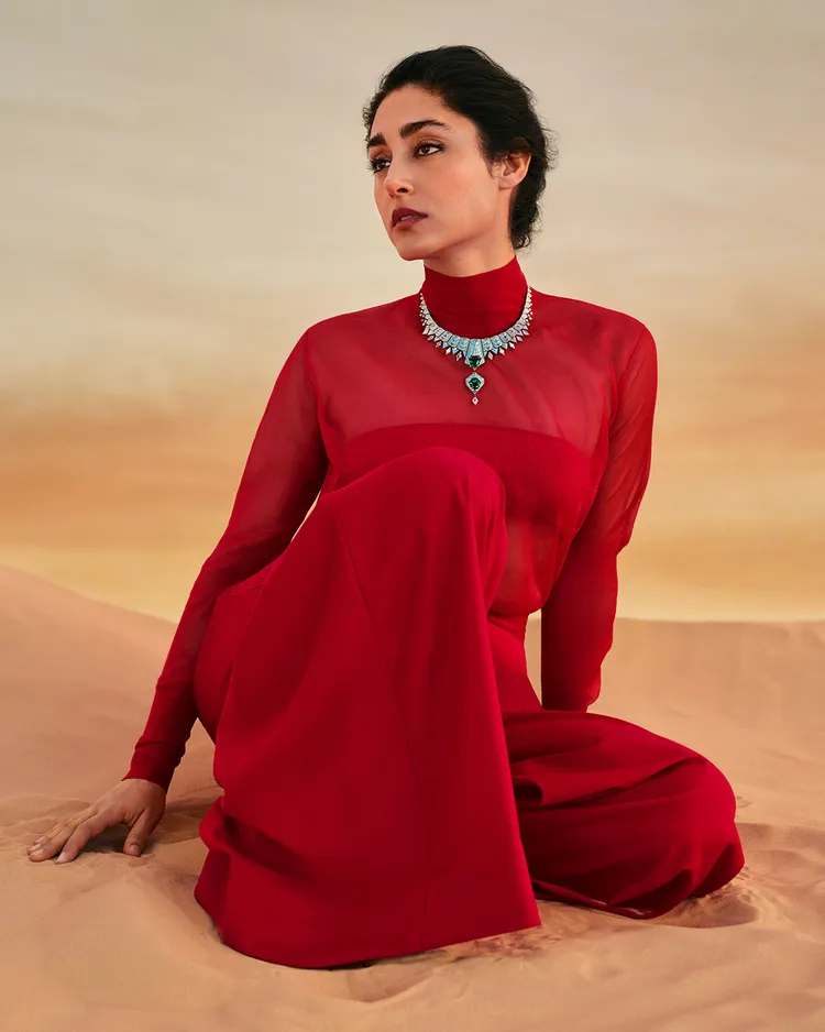 採用祖母綠、青金石和鑽石鑲組出的Girih項鍊，整體設計受伊斯蘭建築影響。品牌提供