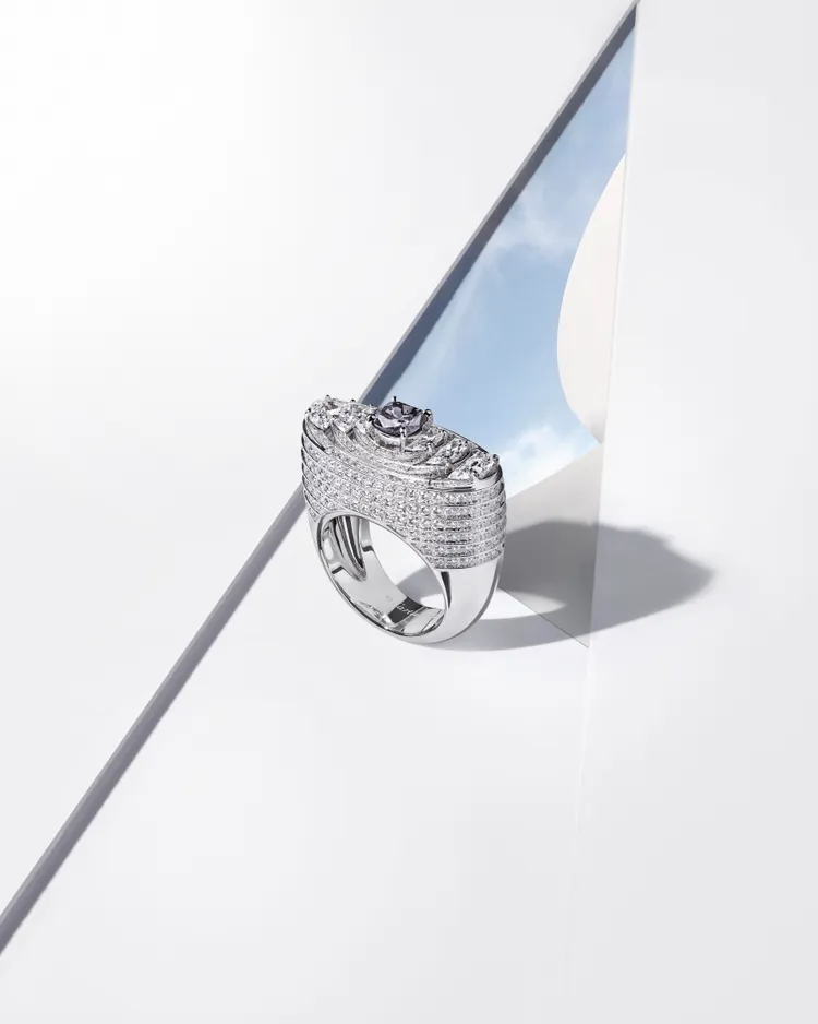 鑲嵌稀罕0.92克拉灰紫色鑽石的Ondule戒指。品牌提供