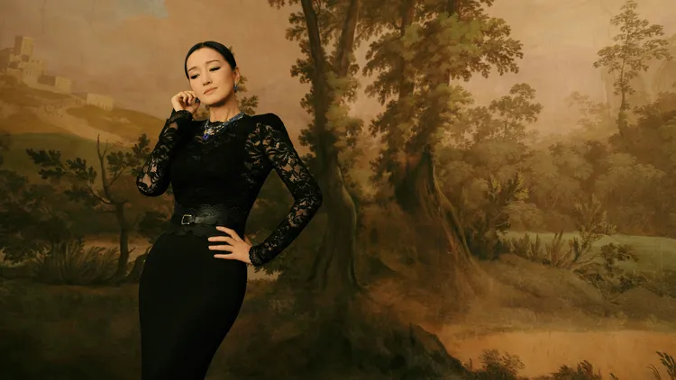 現年57歲的鞏俐，以卡地亞全球高級珠寶大使身分出席晚宴，一襲黑色蕾絲禮服盡現性感沙漏身材曲線。翻攝卡地亞微博