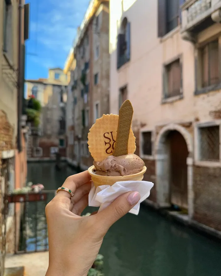 Lisa在享用義式冰淇淋的同時，也順便給了食指上義大利精品寶格麗Serpenti Viper戒指1個大大特寫。翻攝lalalalisa_m IG