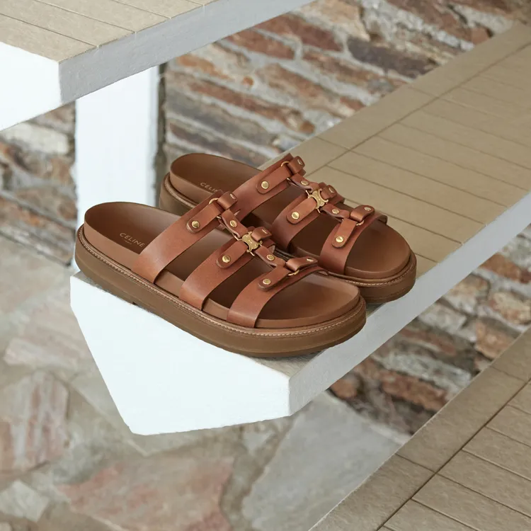 CELINE植物鞣製小牛皮Clea Triomphe涼鞋，2萬9500元。品牌提供