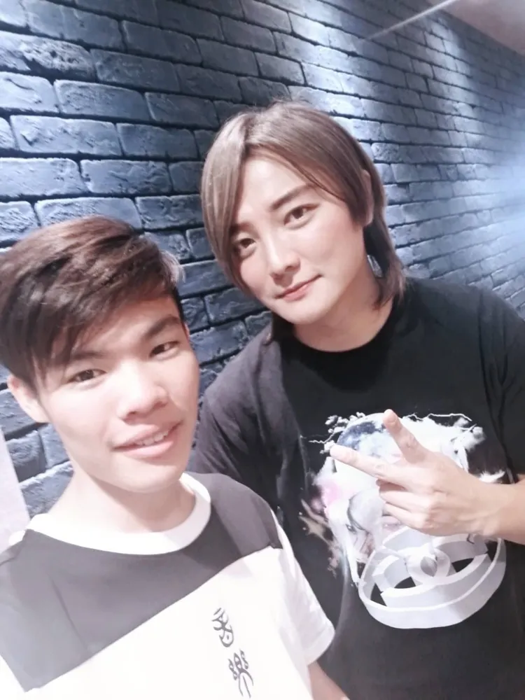 阿沁（右）是吳宇凡的另一個貴人。