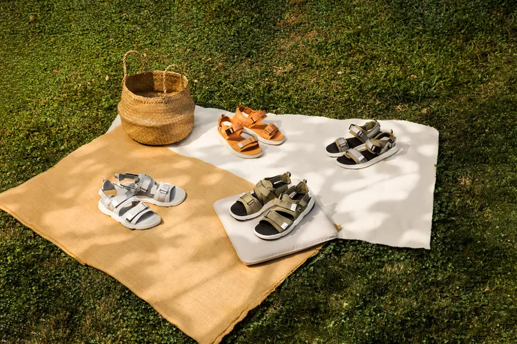 New Balance夏日機能涼鞋SDL600（後排2款），共有棕櫚綠、暖陽橘2色選，各2480元；SDL750（前排2款）則有棕櫚綠與細沙灰色選，各2580元。品牌提供