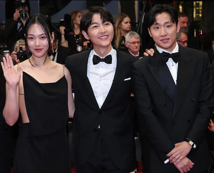 宋仲基（中）與BIBI（左）、洪思彬登上星光大道。翻攝PLUSM娛樂