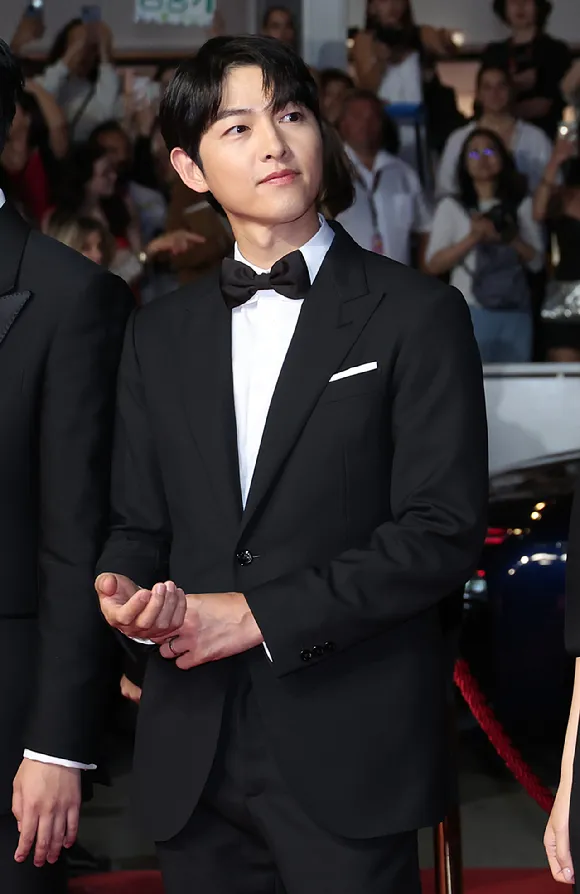 宋仲基擔心電影太過暴力，影響臨盆在即的凱蒂，夫妻同框破局。翻攝PLUSM娛樂