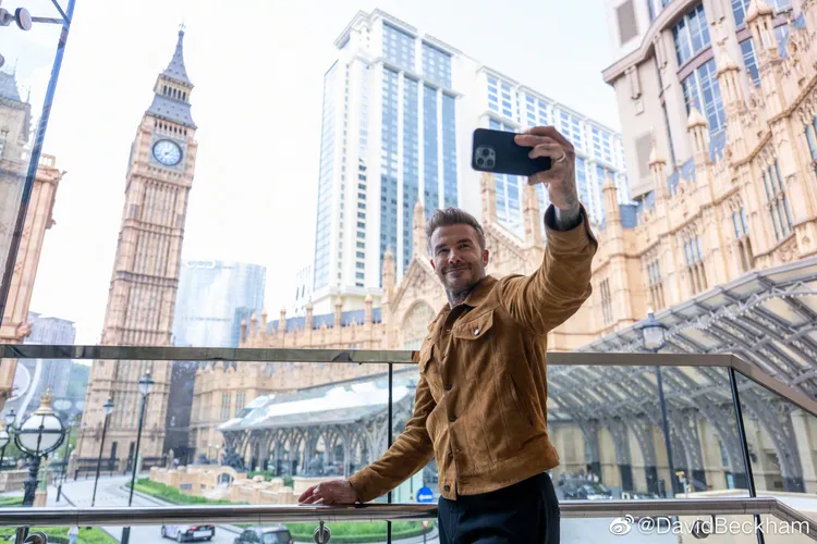 貝克漢與酒店內還原倫敦地標建造的「大笨鐘」自拍。翻攝貝克漢微博
