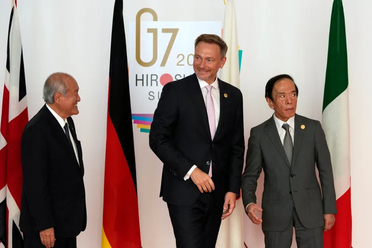 日本財務大臣鈴木俊一（左起）、德國財政部長林德納、日本央行總裁植田和男。路透社
