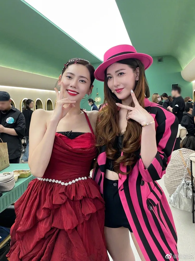 秋瓷炫（左）和李彩樺當年演出《回家的誘惑》在中國創下高收視率，兩人近日在《乘風2023》重逢引發回憶殺。翻攝秋瓷炫微博